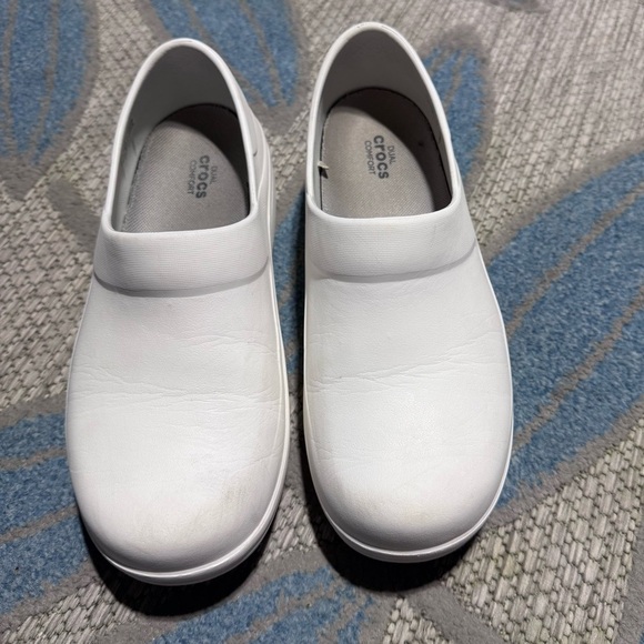 Crocs dual comfort white clogs nursing womans Size 8 - Picture 2 of 7